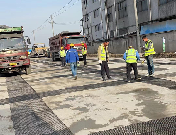 临淄老材料的新故事：玻璃纤维土工格栅如何在‘白改黑’浪潮中重获新生？